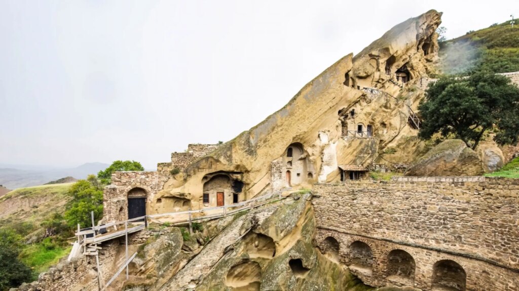 Los impresionantes monasterios del siglo VI excavados en la roca con frescos, cuevas y mucha historia Los impresionantes monasterios del siglo VI excavados en la roca con frescos, cuevas y mucha historia