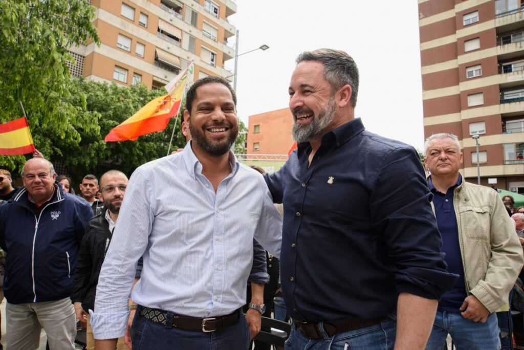 Problemas para Abascal en Cataluña: sangría de concejales y denuncia «en el horno» contra Garriga Problemas para Abascal en Cataluña: sangría de concejales y denuncia «en el horno» contra Garriga