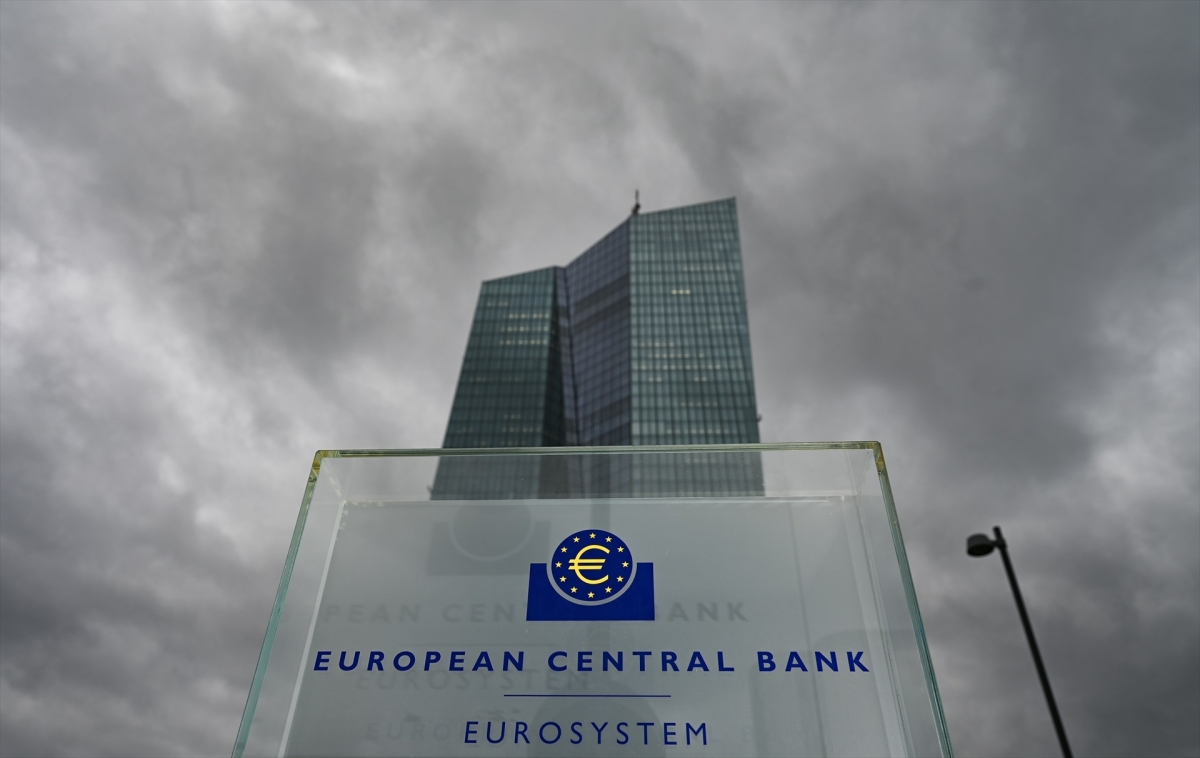 Sánchez contra todos: Bruselas y el BCE desaprueban prorrogar sin límite el ‘impuestazo’ Sánchez contra todos: Bruselas y el BCE desaprueban prorrogar sin límite el ‘impuestazo’
