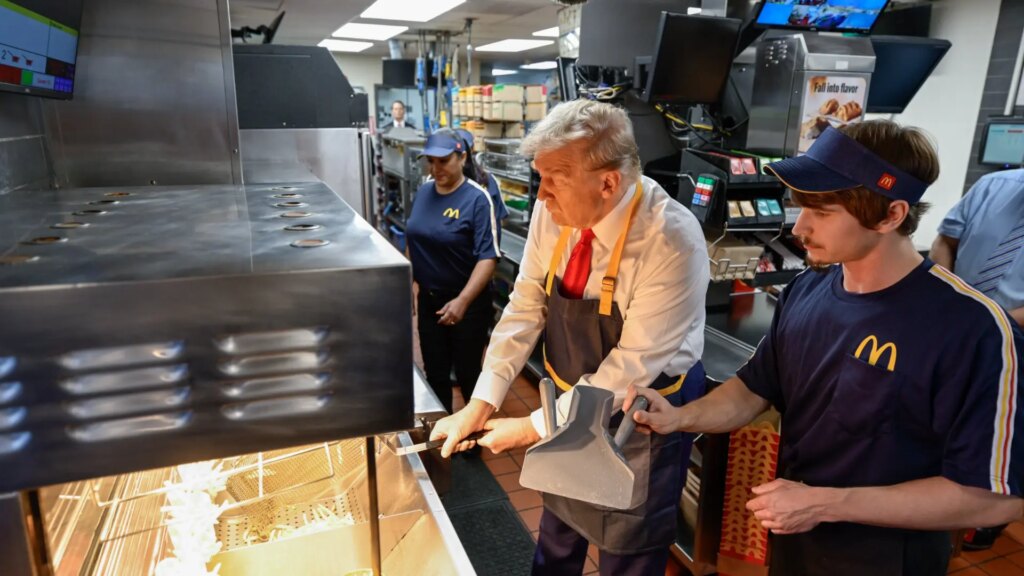 Trump cocina patatas fritas en un McDonald’s y afirma que Harris nunca trabajó en uno