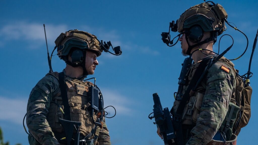 Un documento del Gobierno desvela el estado del proyecto para dotar con tecnología a los ‘combatientes’ del Ejército Un documento del Gobierno desvela el estado del proyecto para dotar con tecnología a los ‘combatientes’ del Ejército