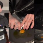 Un ‘tiktoker’ lleva al extremo la decisión de entrar comida en el cine y cocina unos huevos con bacon en plena sala