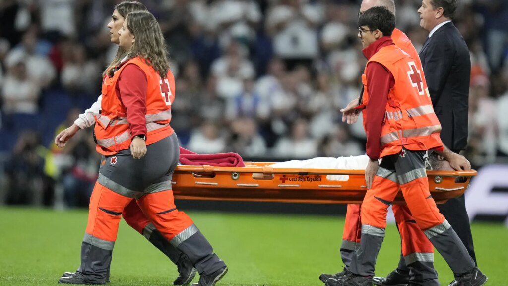 a Carvajal se le gira la rodilla y sale en camilla entre lágrimas a Carvajal se le gira la rodilla y sale en camilla entre lágrimas