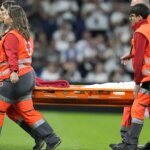 a Carvajal se le gira la rodilla y sale en camilla entre lágrimas