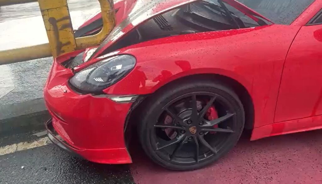 Un lujoso auto deportivo se estrelló en las calles de Medellín. Un lujoso auto deportivo se estrelló en las calles de Medellín.