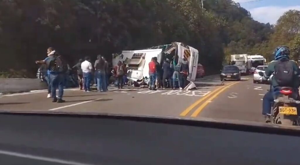 Video: grave accidente en vía Bogotá – La Mesa: 4 muertos y varios heridos Video: grave accidente en vía Bogotá – La Mesa: 4 muertos y varios heridos