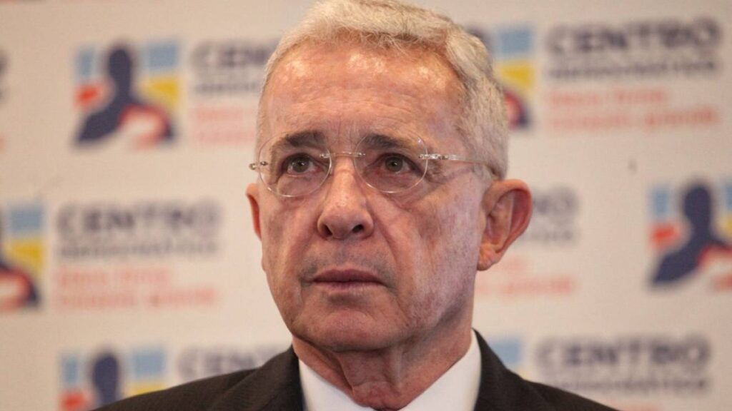 Álvaro Uribe arremete contra la reforma laboral Álvaro Uribe arremete contra la reforma laboral