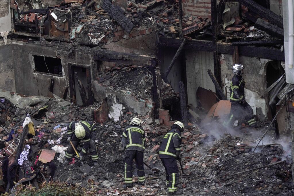 Tres muertos en el derrumbamiento de un edificio por una explosión de gas en Santander