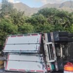Caos vial en ruta Bogotá-Girardot por volcamiento de tractocamión Caos vial en ruta Bogotá-Girardot por volcamiento de tractocamión