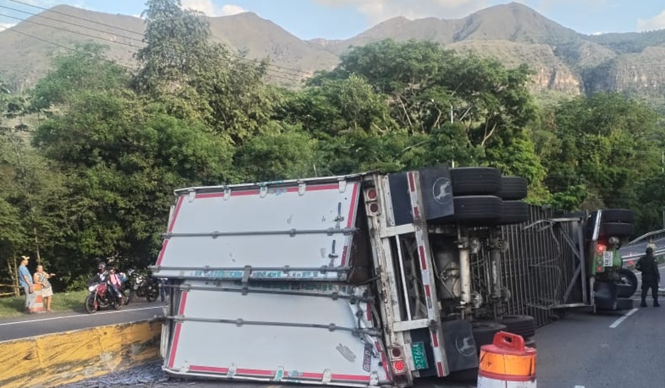 Caos vial en ruta Bogotá-Girardot por volcamiento de tractocamión Caos vial en ruta Bogotá-Girardot por volcamiento de tractocamión