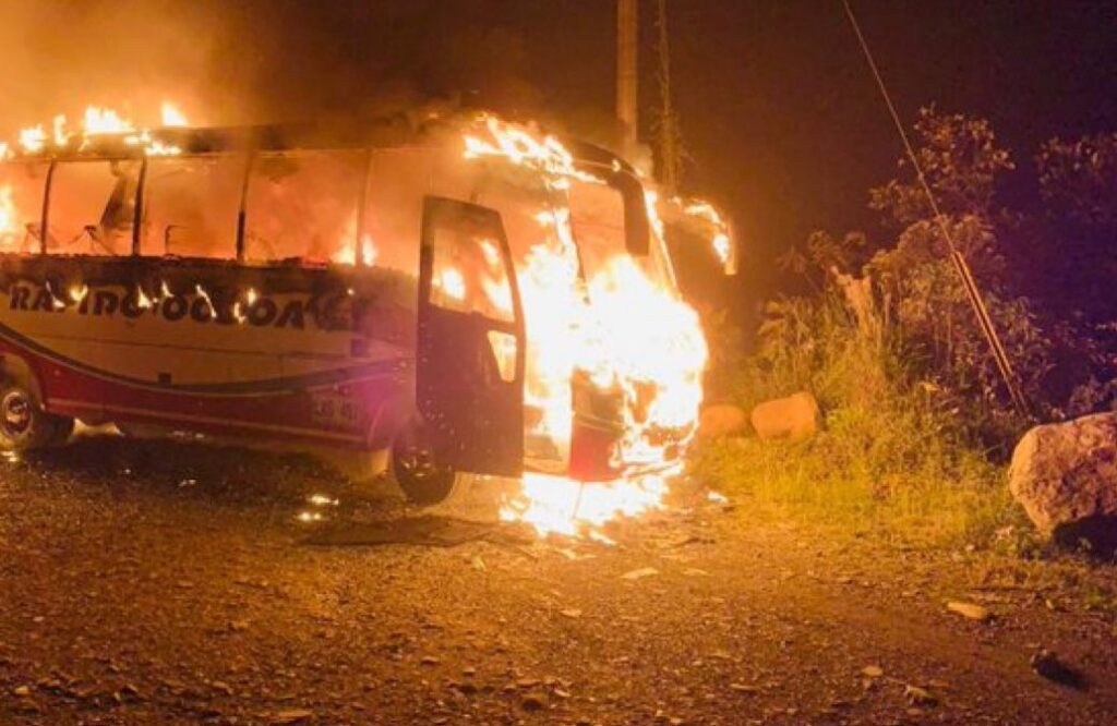 ELN quemó bus de Rápido Ochoa en vía Medellín – Quibdó ELN quemó bus de Rápido Ochoa en vía Medellín – Quibdó