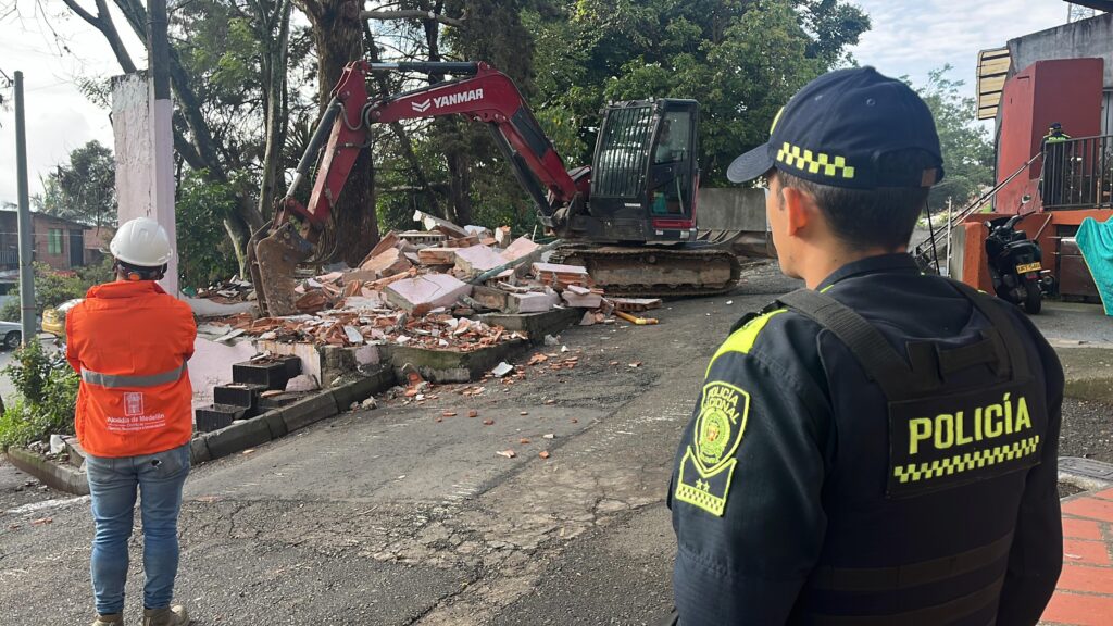 Increíble: Construyeron varias casas en pleno parque de niños en Medellín Increíble: Construyeron varias casas en pleno parque de niños en Medellín