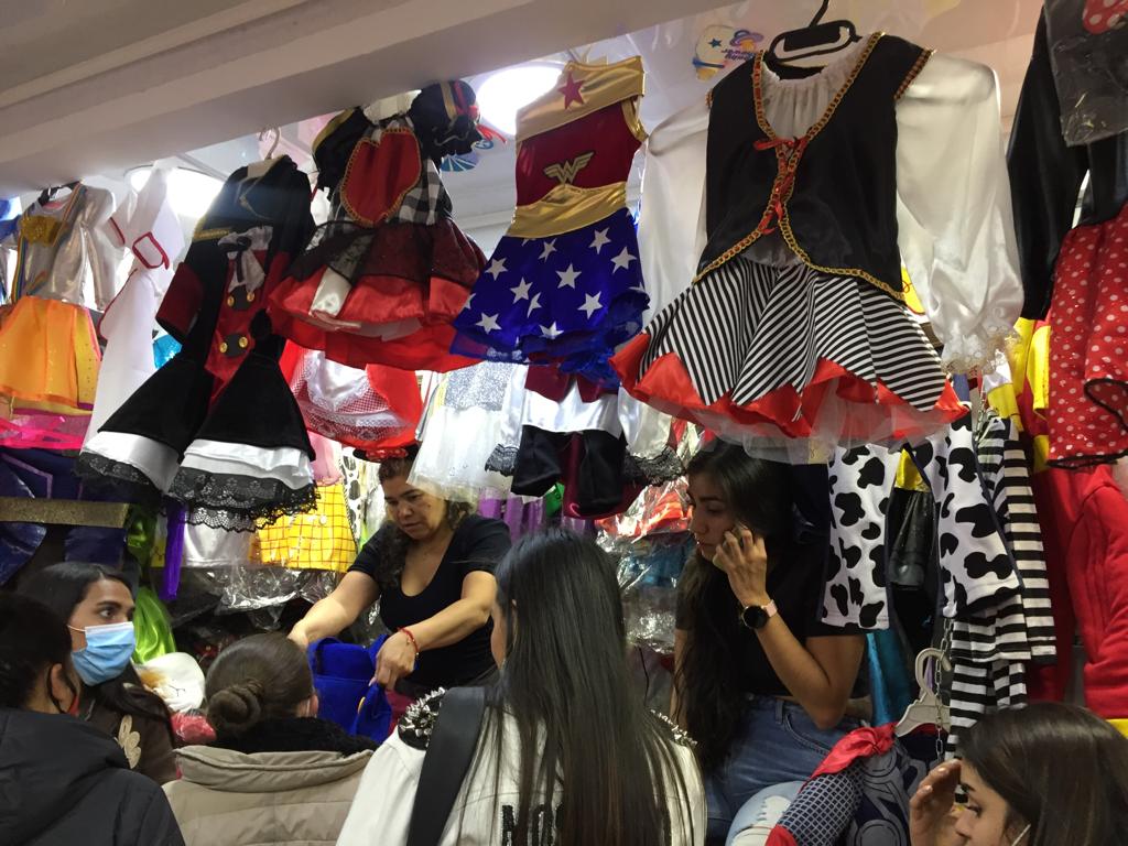 Revelan local secreto dónde venden disfraces por menos de .000