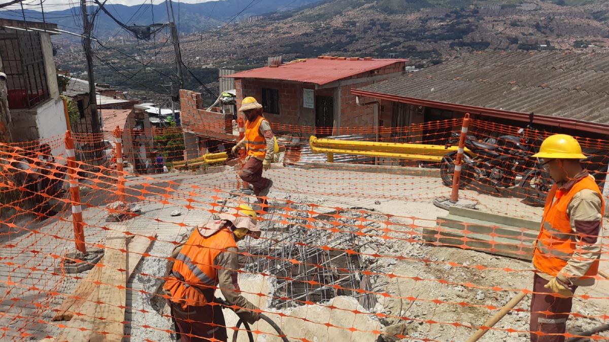 Adelantan las reparaciones tras explosión en alcantarillado de Medellín Adelantan las reparaciones tras explosión en alcantarillado de Medellín