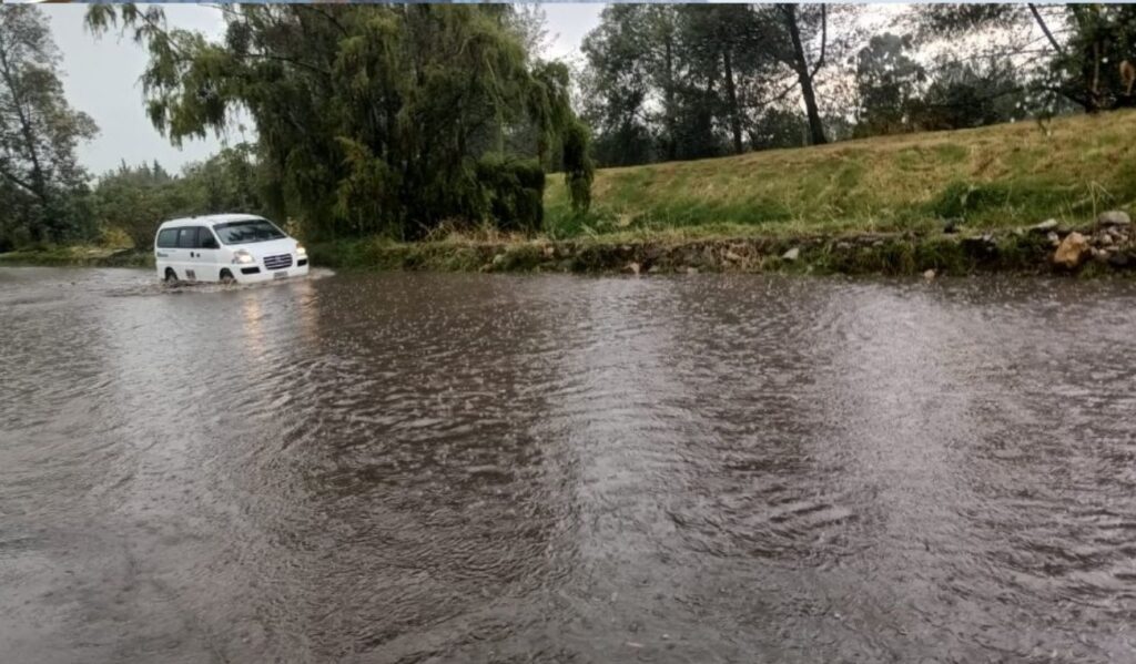 Lluvias colapsan Bogotá: fuertes inundaciones generan caos en movilidad Lluvias colapsan Bogotá: fuertes inundaciones generan caos en movilidad