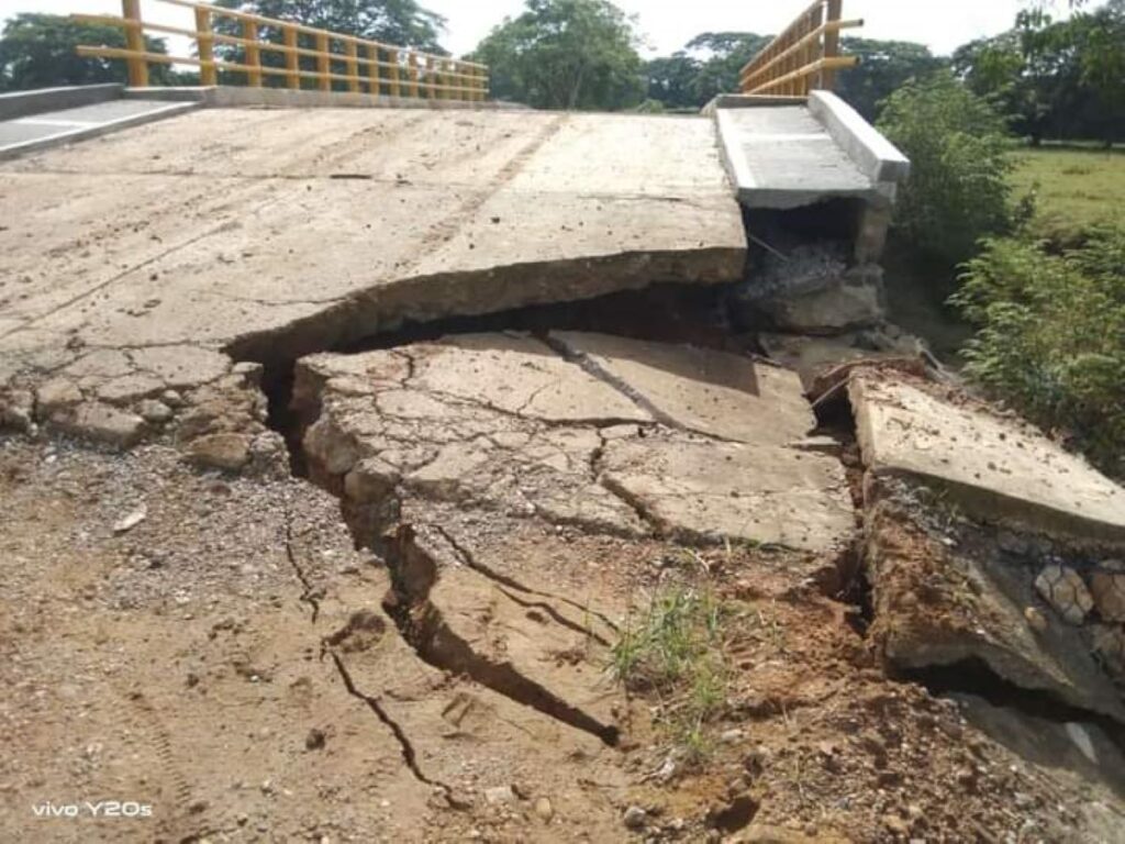 Colapsó puente que costó .600 millones y solo duró 11 meses en Córdoba Colapsó puente que costó .600 millones y solo duró 11 meses en Córdoba
