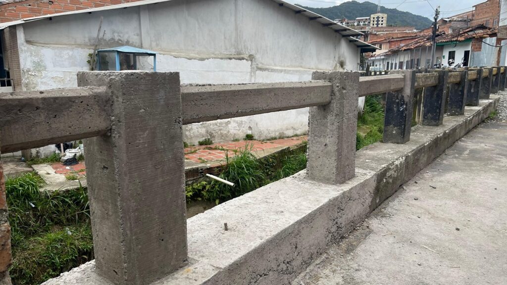 En El Santuario inició el mejoramiento de dos puentes en mal estado En El Santuario inició el mejoramiento de dos puentes en mal estado