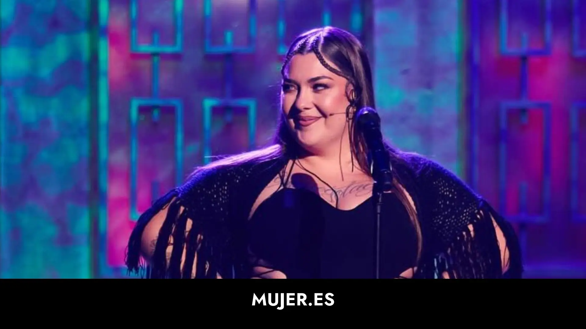 su impresionante vestido con aberturas extremas