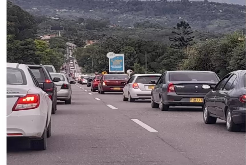 Otra vez la 80 colapso: ciudadanos pierden la paciencia por trancones Otra vez la 80 colapso: ciudadanos pierden la paciencia por trancones