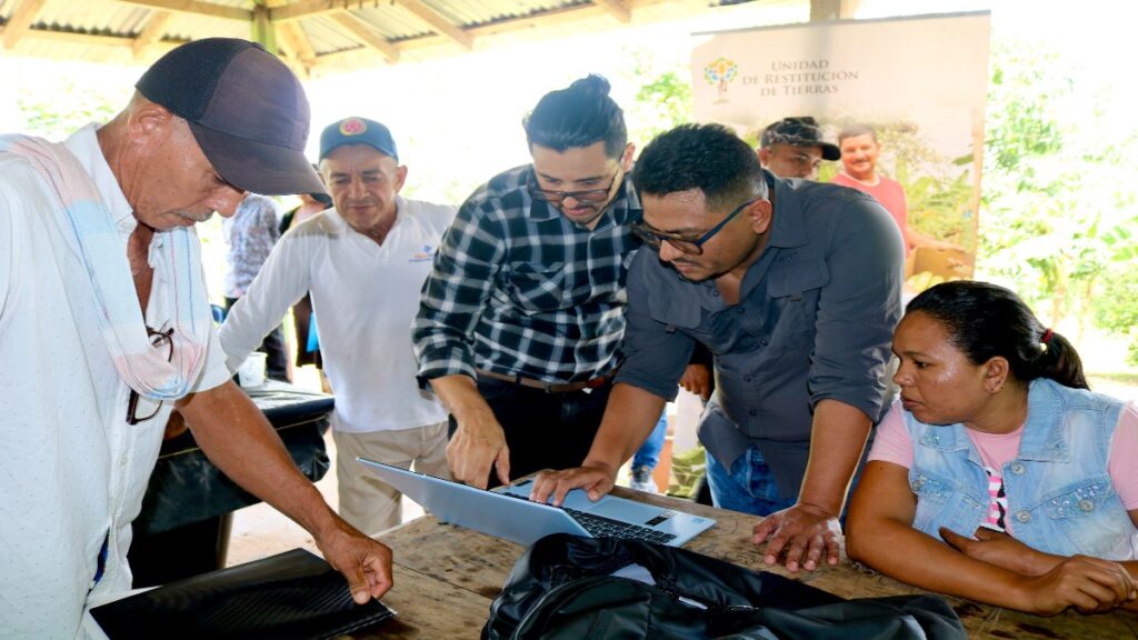 Instalan mesa de diálogo en Urabá por solicitudes de restitución de tierras Instalan mesa de diálogo en Urabá por solicitudes de restitución de tierras