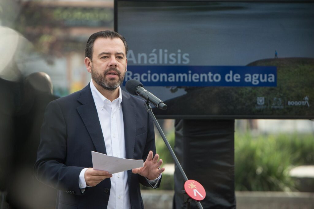 Galán busca mitigar gasto de agua: tanques para ayudar a ciudadanía Galán busca mitigar gasto de agua: tanques para ayudar a ciudadanía