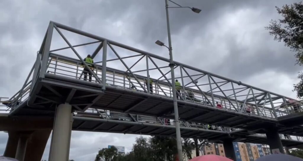 Salvan a joven que pretendía lanzarse de un puente en Bogotá Salvan a joven que pretendía lanzarse de un puente en Bogotá