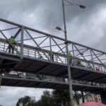Salvan a una joven que por poco cae de un puente en Bogotá