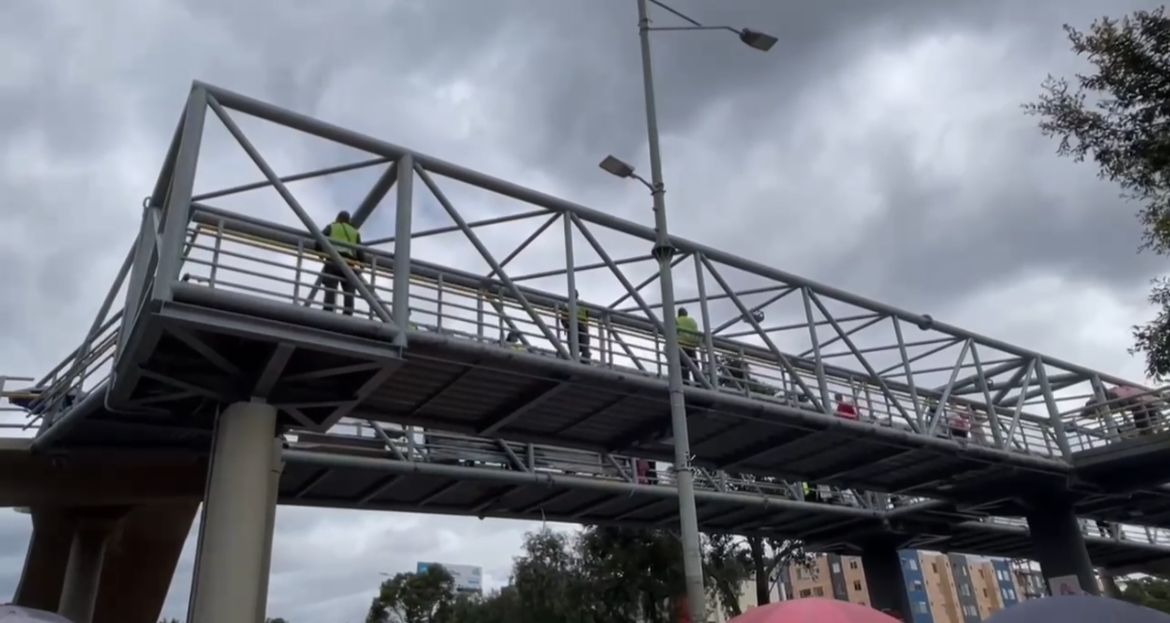 Salvan a una joven que por poco cae de un puente en Bogotá Salvan a una joven que por poco cae de un puente en Bogotá