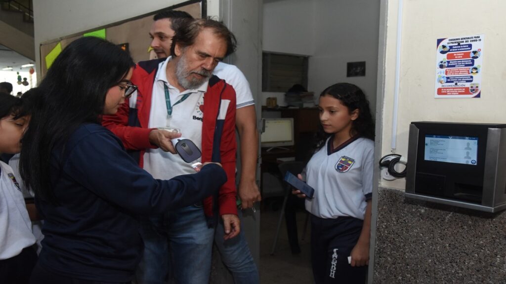 Colegio de Medellín creó aplicativo para evitar la deserción escolar Colegio de Medellín creó aplicativo para evitar la deserción escolar
