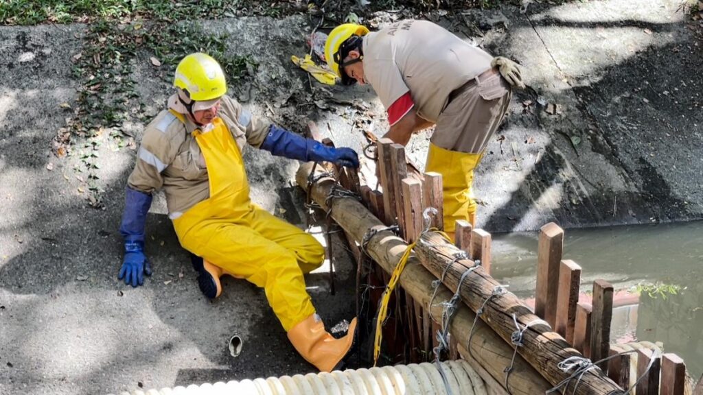 Atienden 99 puntos críticos en cauces de quebradas en Medellín Atienden 99 puntos críticos en cauces de quebradas en Medellín
