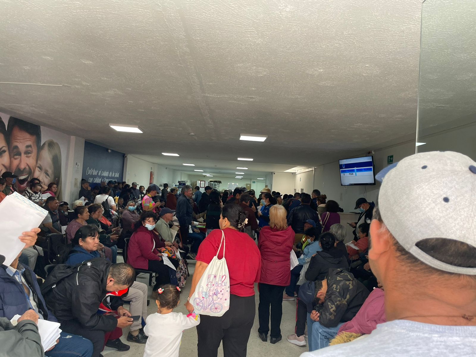 Pacientes de Capital Salud denuncian larga espera para recibir medicamentos