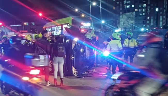 VIDEO: Persecución de película en Bogotá, carro embistió a varias motos VIDEO: Persecución de película en Bogotá, carro embistió a varias motos