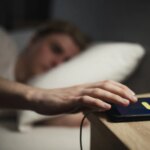 ¿Cuál es el mejor momento del día para cargar el móvil? Lo que debes hacer y lo que no, según los expertos
