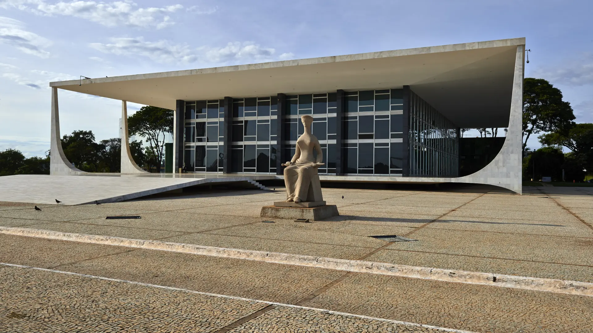 Al menos un muerto tras dos explosiones en los alrededores de la Corte Suprema en Brasil