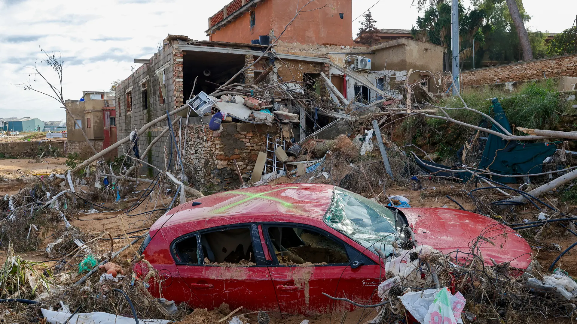 Aumentan a 215 las víctimas mortales por la DANA en Valencia Aumentan a 215 las víctimas mortales por la DANA en Valencia