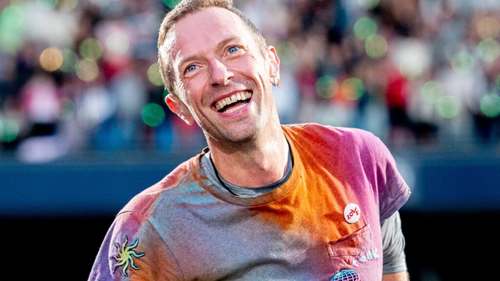 Chris Martin para un concierto de Coldplay para evitar que un niño sea aplastado por el público Chris Martin para un concierto de Coldplay para evitar que un niño sea aplastado por el público