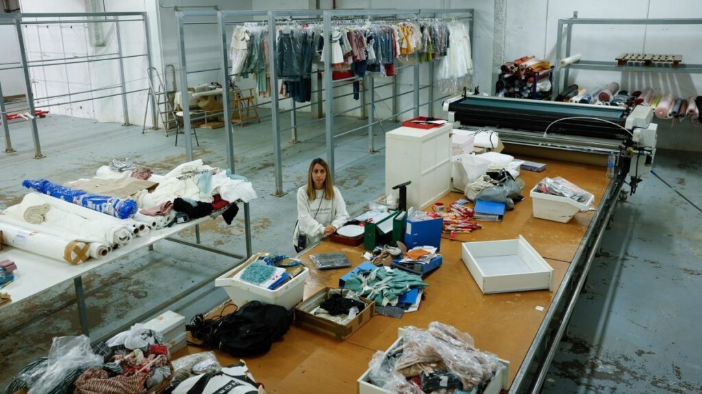 De fabricar vestidos de comunión a barrer el fango de su nave: «Hemos tenido que tirar más de diez mil prendas» De fabricar vestidos de comunión a barrer el fango de su nave: «Hemos tenido que tirar más de diez mil prendas»