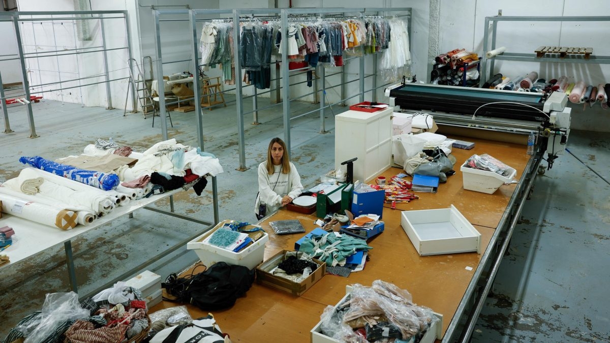 De fabricar vestidos de comunión a barrer el fango de su nave: «Hemos tenido que tirar más de diez mil prendas»