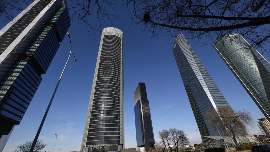 Desalojan el centro comercial Caleido y cortan el túnel de las Cuatro Torres por un incendio Desalojan el centro comercial Caleido y cortan el túnel de las Cuatro Torres por un incendio