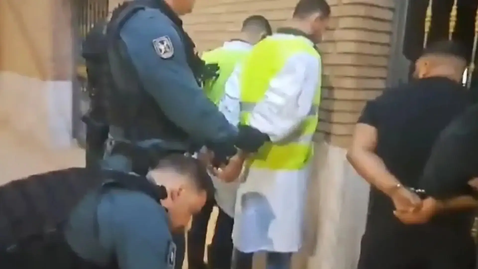 Detenidos tres falsos voluntarios de la DANA con una gran bolsa de marihuana