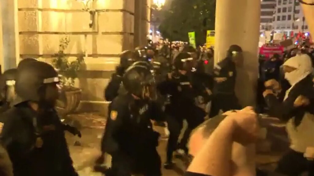 Disturbios y cargas frente al ayuntamiento de Valencia en la protesta por la gestión de la DANA Disturbios y cargas frente al ayuntamiento de Valencia en la protesta por la gestión de la DANA