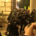 Disturbios y cargas frente al ayuntamiento de Valencia en la protesta por la gestión de la DANA
