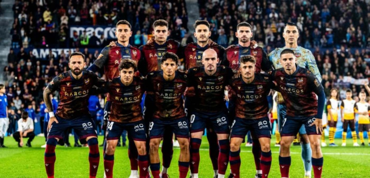 El Levante vuelve a los terrenos de juego con las camisetas «llenas de barro» en su regreso al Ciutat de València El Levante vuelve a los terrenos de juego con las camisetas «llenas de barro» en su regreso al Ciutat de València