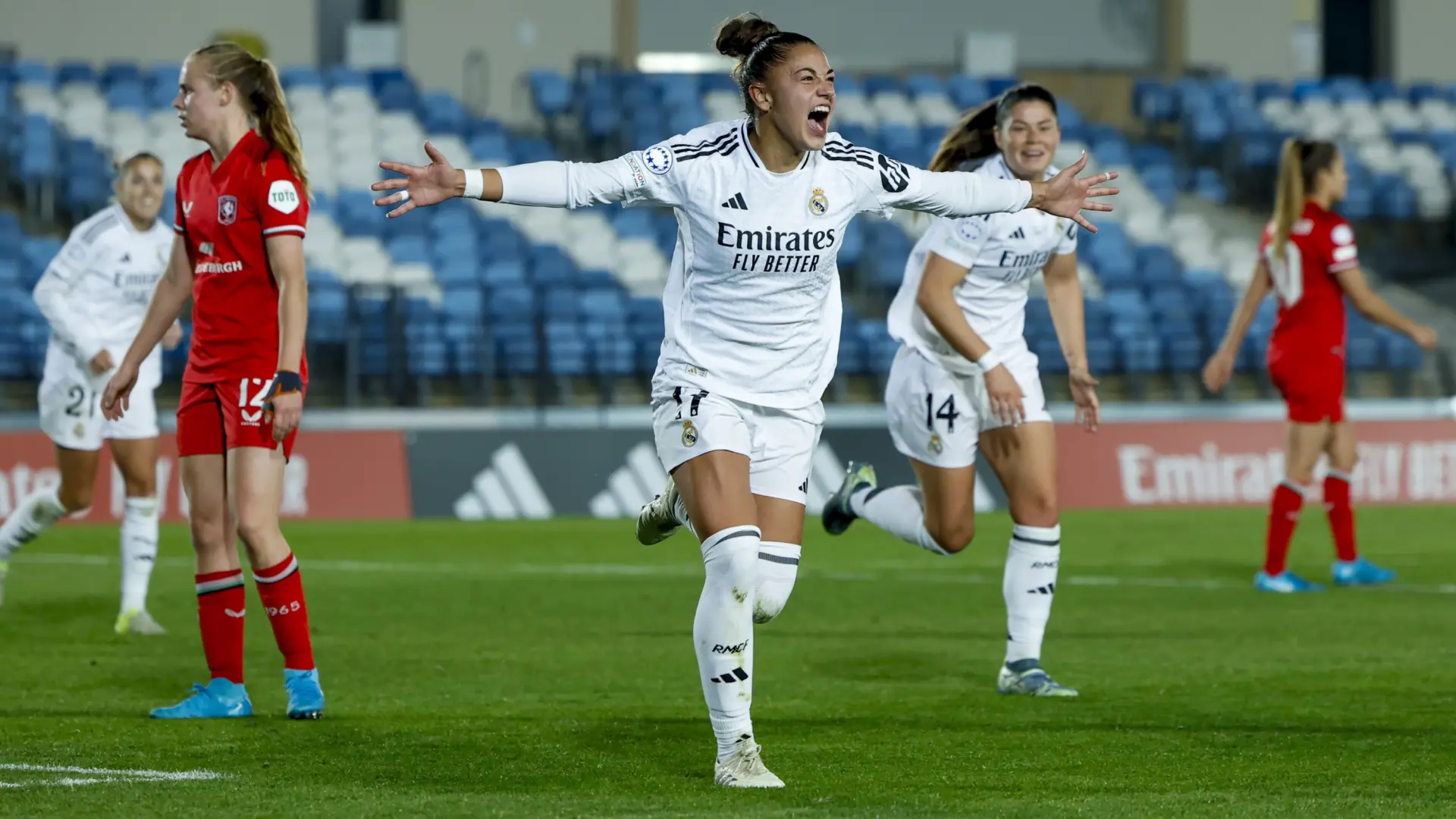 El Real Madrid contesta al Barça antes del Clásico con la mayor goleada de su historia en la Champions El Real Madrid contesta al Barça antes del Clásico con la mayor goleada de su historia en la Champions