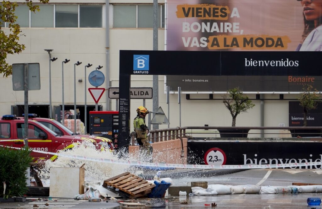 El bulo del «cementerio» de Bonaire se desinfla: no encuentran ningún cuerpo en el ‘temido’ parking valenciano El bulo del «cementerio» de Bonaire se desinfla: no encuentran ningún cuerpo en el ‘temido’ parking valenciano