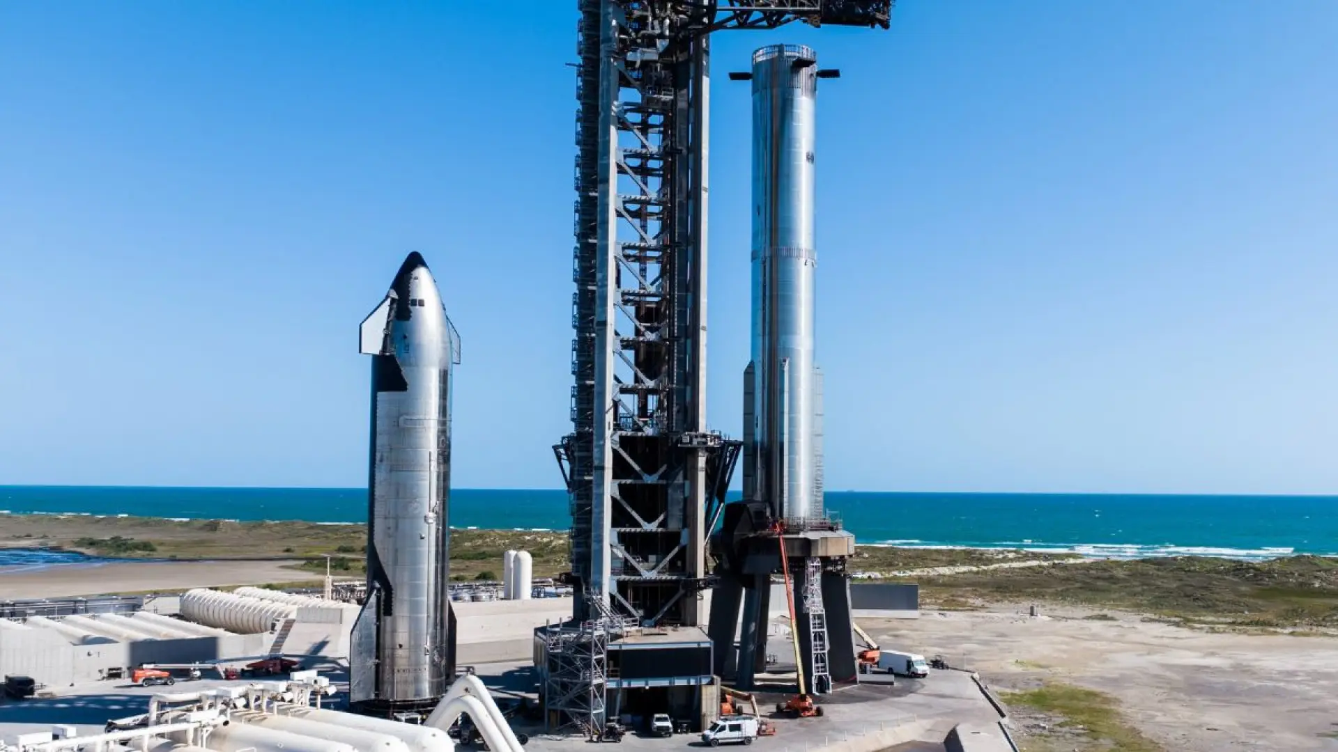El megacohete Starship llega a la plataforma de lanzamiento y SpaceX prepara su sexto vuelo de prueba El megacohete Starship llega a la plataforma de lanzamiento y SpaceX prepara su sexto vuelo de prueba