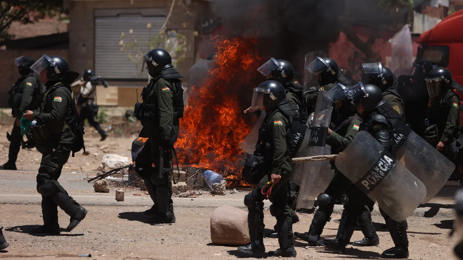 El presidente de Bolivia denuncia la toma de tres cuarteles con rehenes por «grupos armados» afines a Evo Morales El presidente de Bolivia denuncia la toma de tres cuarteles con rehenes por «grupos armados» afines a Evo Morales