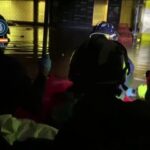 En barca y con linternas: así rastrean la Policía y la UME el interior del aparcamiento del centro comercial Bonaire En barca y con linternas: así rastrean la Policía y la UME el interior del aparcamiento del centro comercial Bonaire
