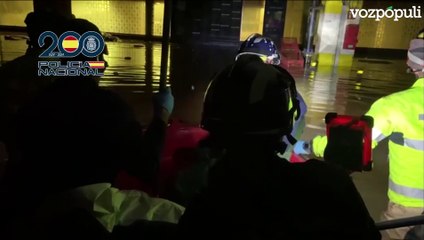 En barca y con linternas: así rastrean la Policía y la UME el interior del aparcamiento del centro comercial Bonaire En barca y con linternas: así rastrean la Policía y la UME el interior del aparcamiento del centro comercial Bonaire