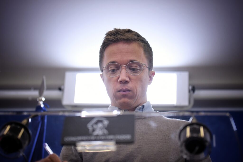 Íñigo Errejón acusa de «denuncia falsa» a la actriz Elisa Mouliaá